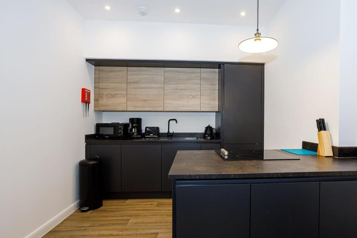 Contemporary 1 Bed Apartment Central บอลตัน ภายนอก รูปภาพ