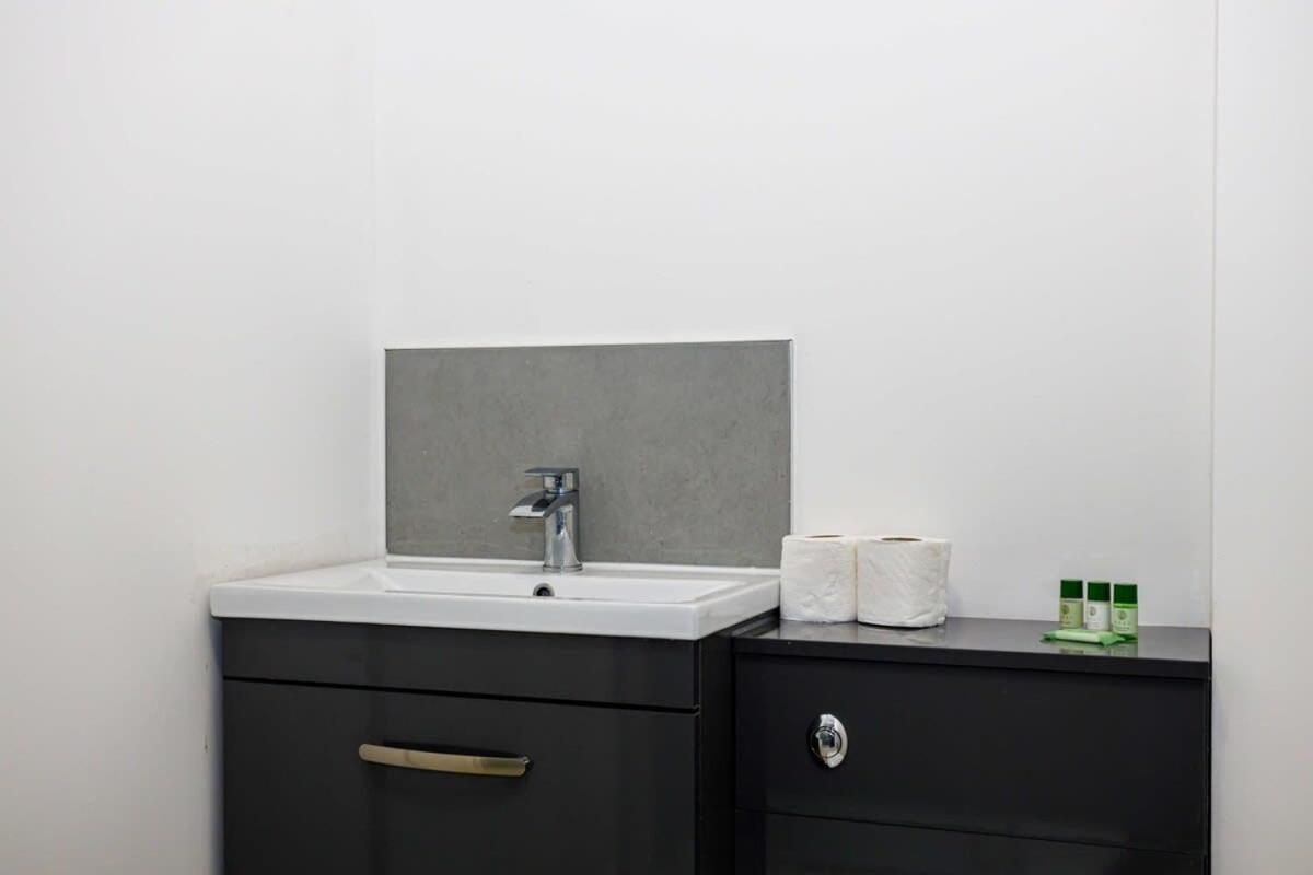 Contemporary 1 Bed Apartment Central บอลตัน ภายนอก รูปภาพ