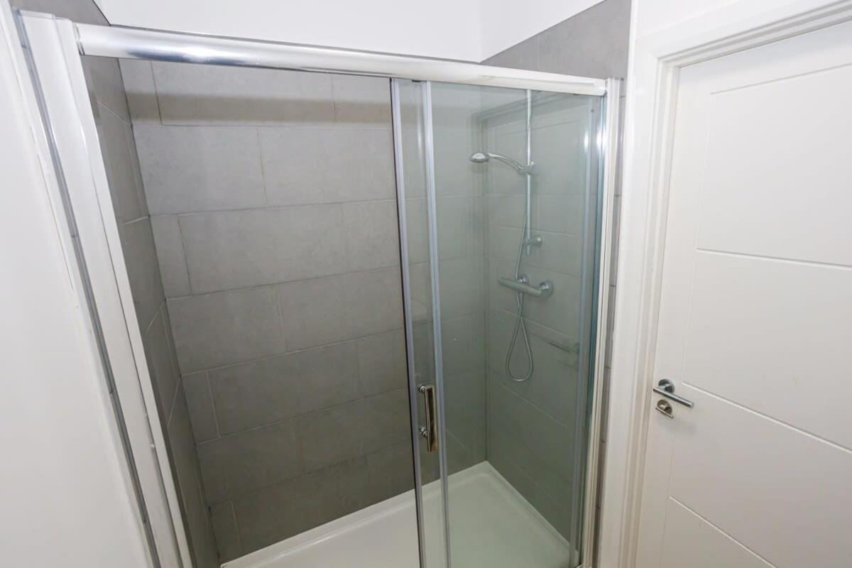 Contemporary 1 Bed Apartment Central บอลตัน ภายนอก รูปภาพ