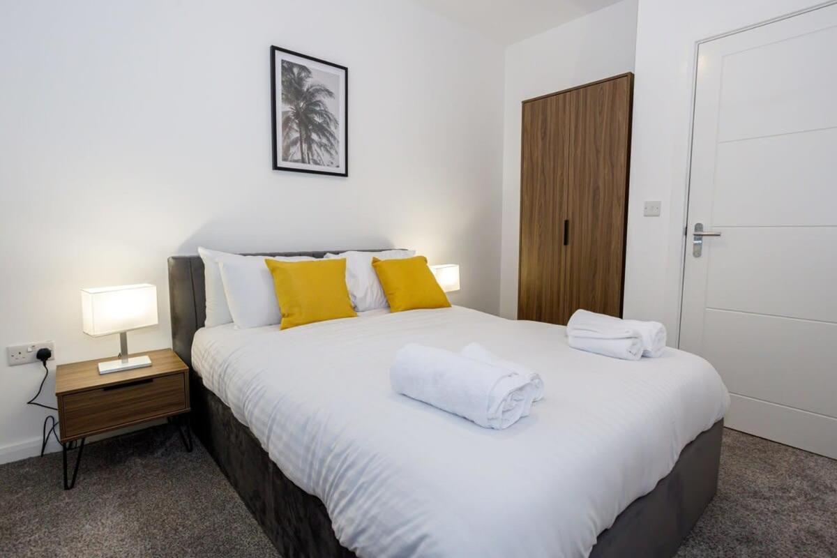 Contemporary 1 Bed Apartment Central บอลตัน ภายนอก รูปภาพ