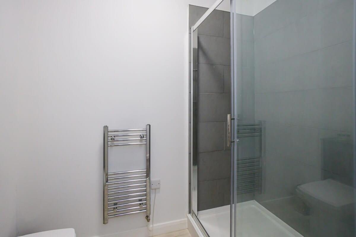 Contemporary 1 Bed Apartment Central บอลตัน ภายนอก รูปภาพ