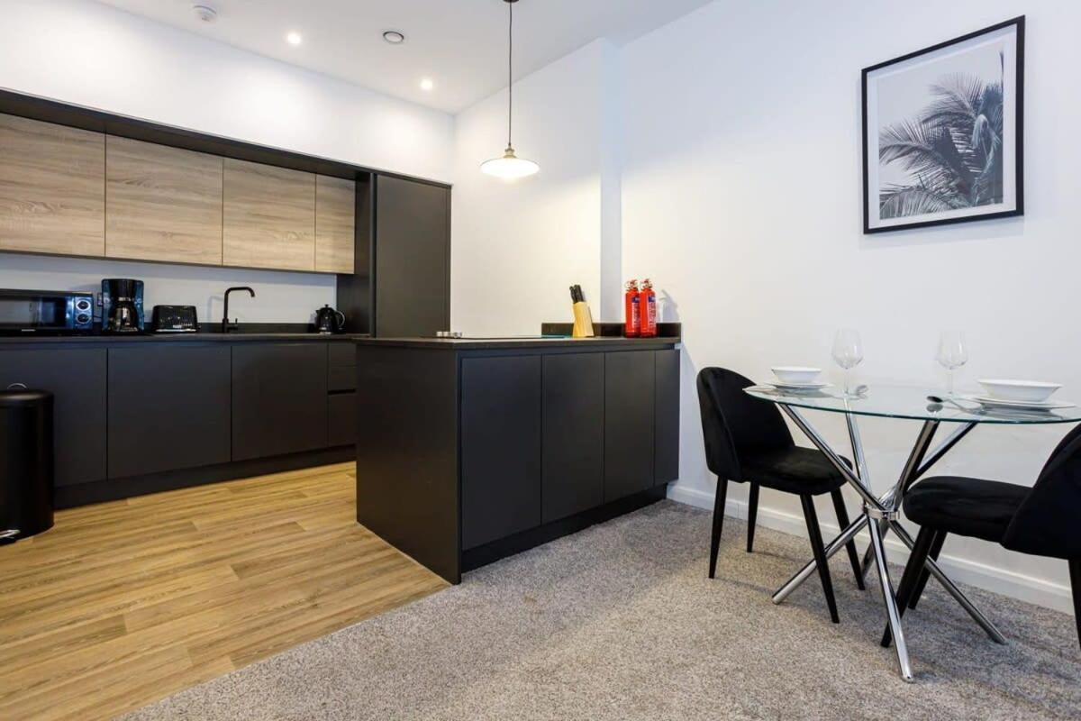 Contemporary 1 Bed Apartment Central บอลตัน ภายนอก รูปภาพ